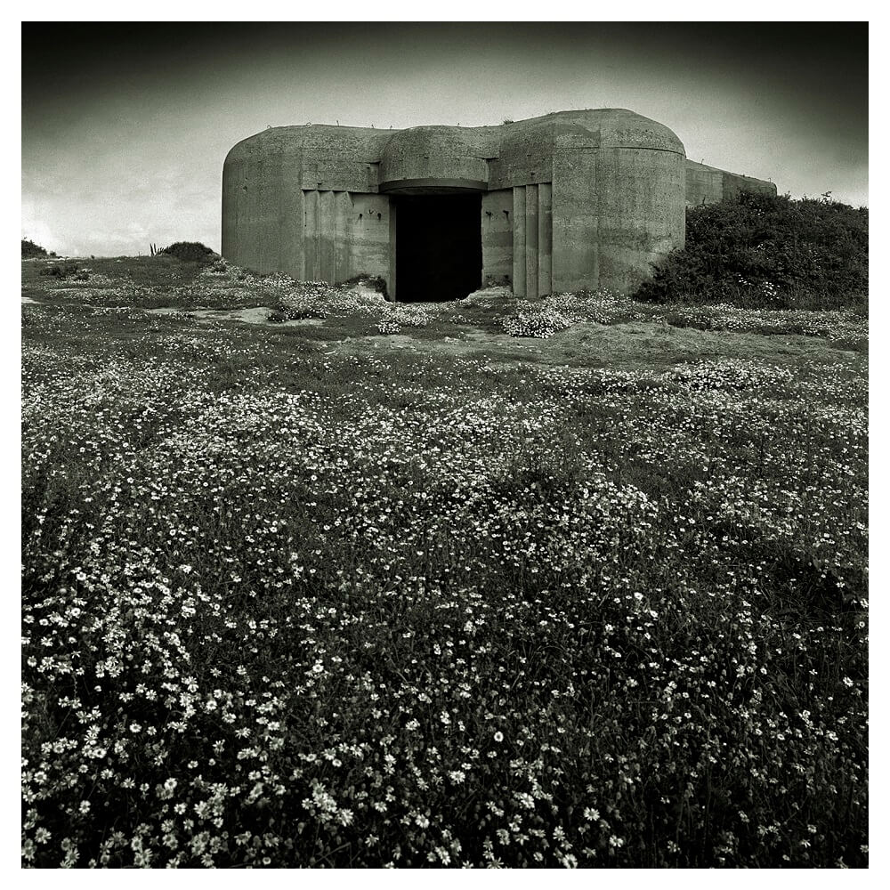 Marcelo Isarrualde. Serie Bunkers, la Arquitectura de la violencia. Auderville, 2003-2004