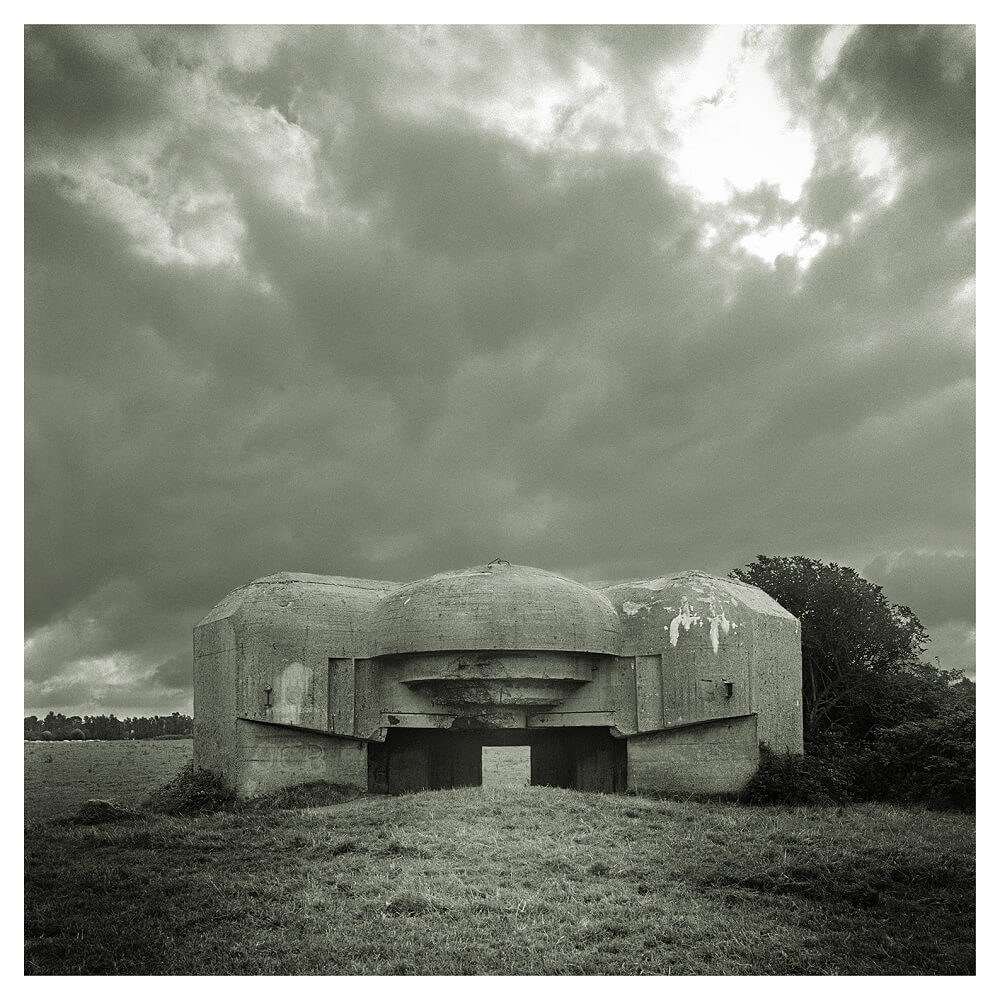 Marcelo Isarrualde. Serie Bunkers, la Arquitectura de la violencia. Ecqueville I, 2003- 2004