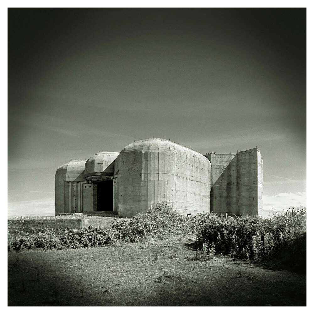 Marcelo Isarrualde. Serie Bunkers, la Arquitectura de la violencia. Gateville, 2003-2004